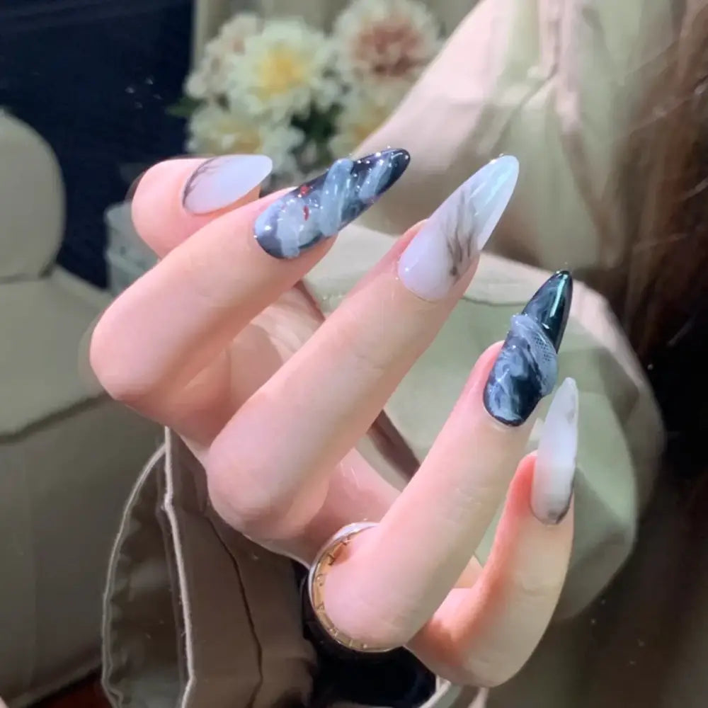 Queen Afro’s White Snake Press-On Nails for Stunning Style Ausdruck